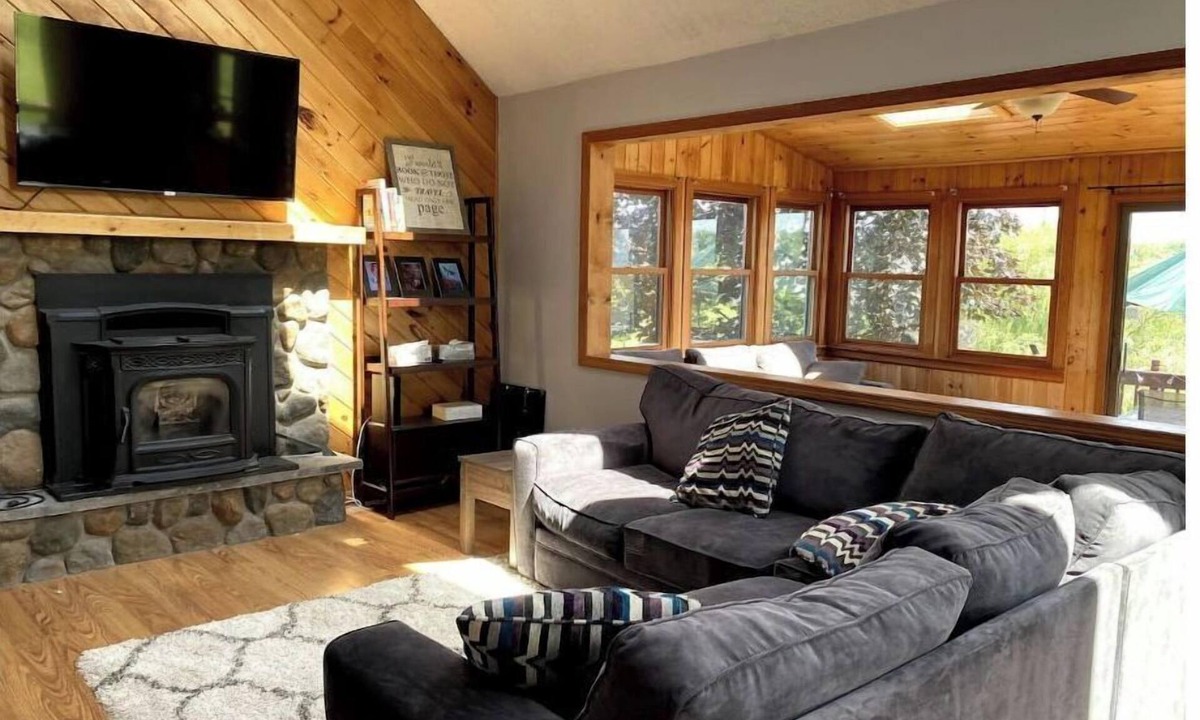 Athens House | Large & Sunny Lakefront Home