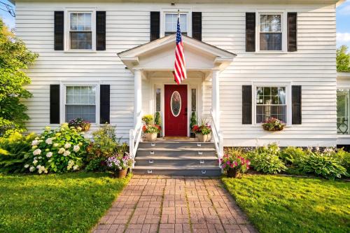 Lincoln Hotel | Launchpoint Lodge