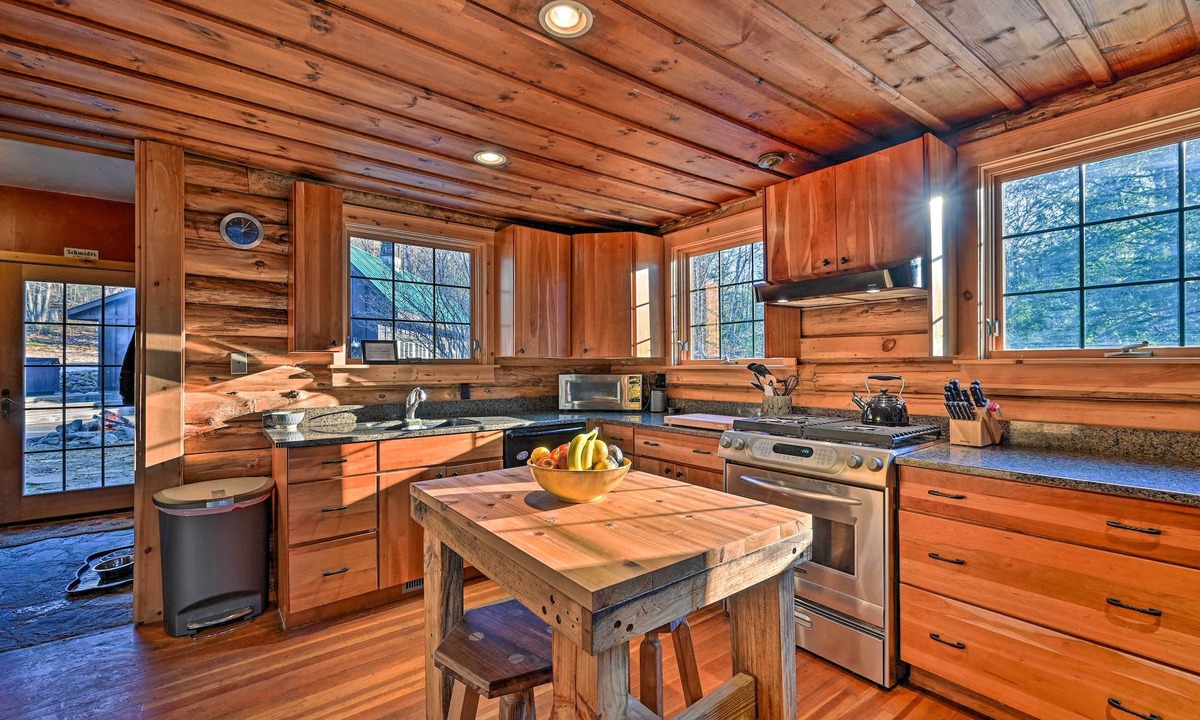 Wilmington Cottage | Log Cabin in Wilmington w/New Hot Tub By Skiing!