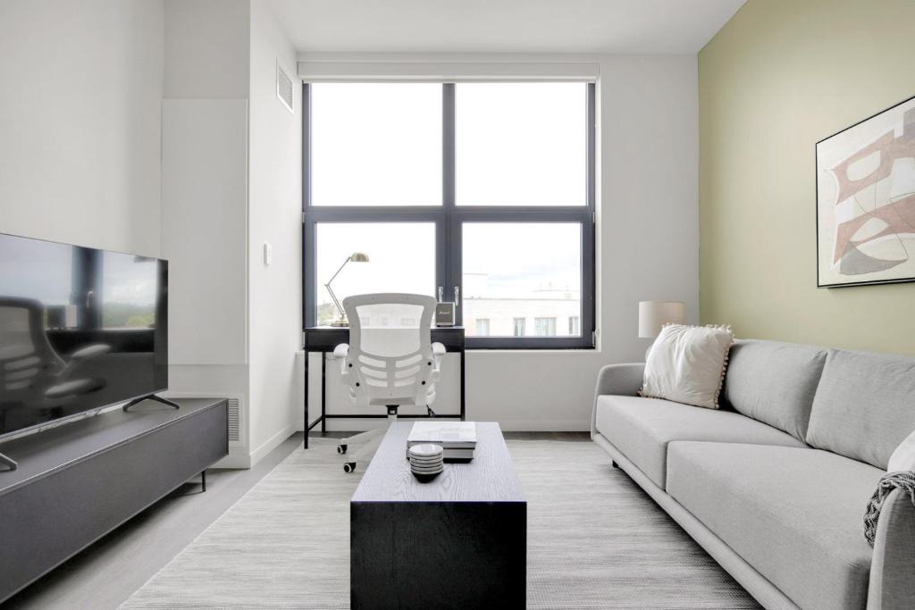 Logan Square Apartment | Logan Sq 1BR w pool deck gym nr L CHI-708