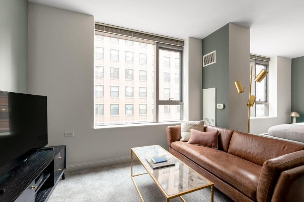 Downtown Chicago Apartment | Loop Studio w Pool Gym nr Financial District CHI-218