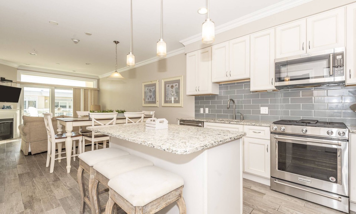 Dewey Beach Condo | Luxury Bayfront Penthouse Condo 1 block from the beach. Overlooking rooftop pool
