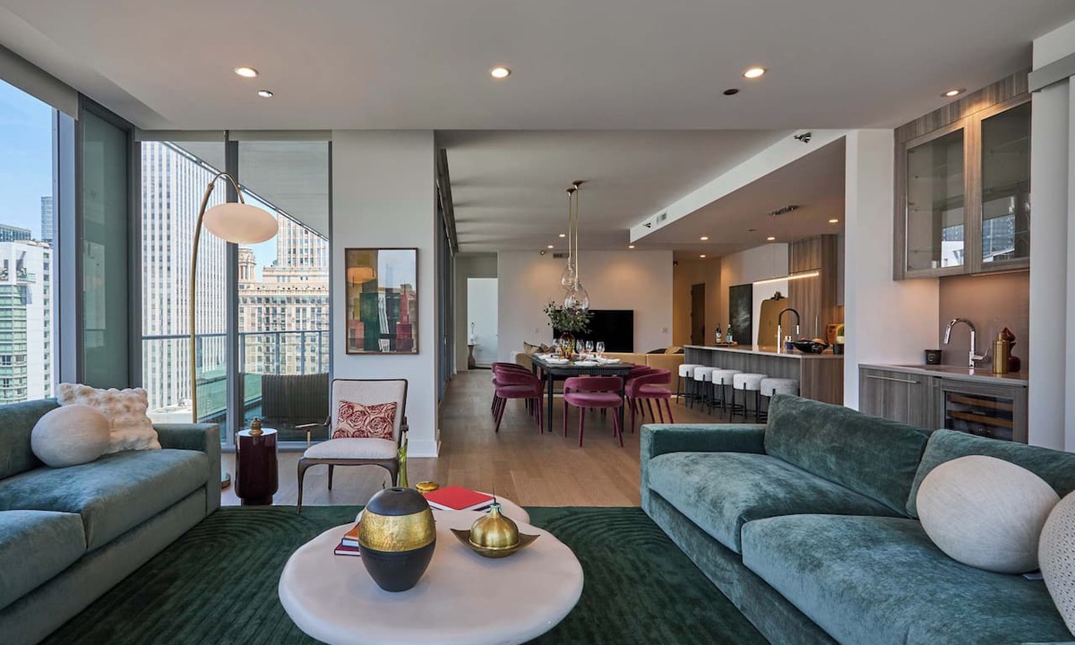 Downtown Chicago Apartment | Luxury PH: Panoramic Views + Prime Location
