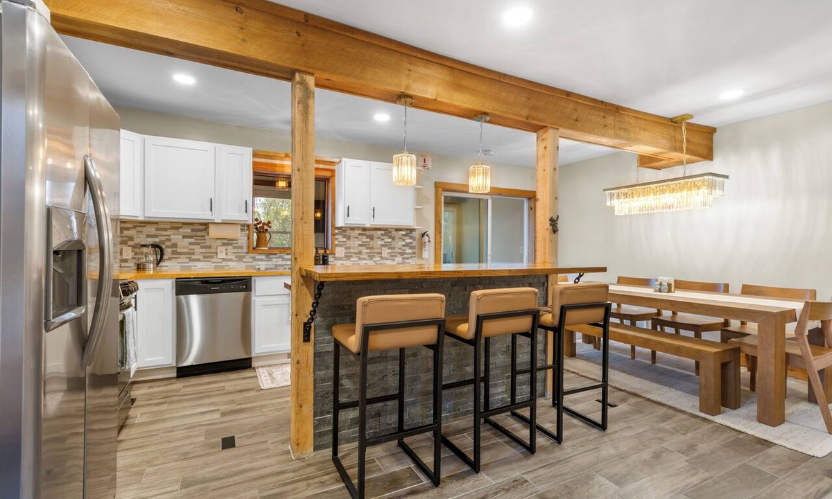 Jefferson House | Luxury White Mountain Home: Under 5 mins from Santa's Village, Golfing, Hiking