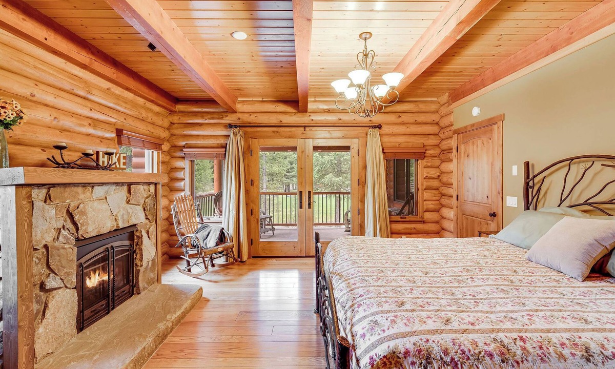 Whitefish House | Luxury Whitefish & Glacier Log Lodge Hot Tub 2 King Suites Firepit & Yard