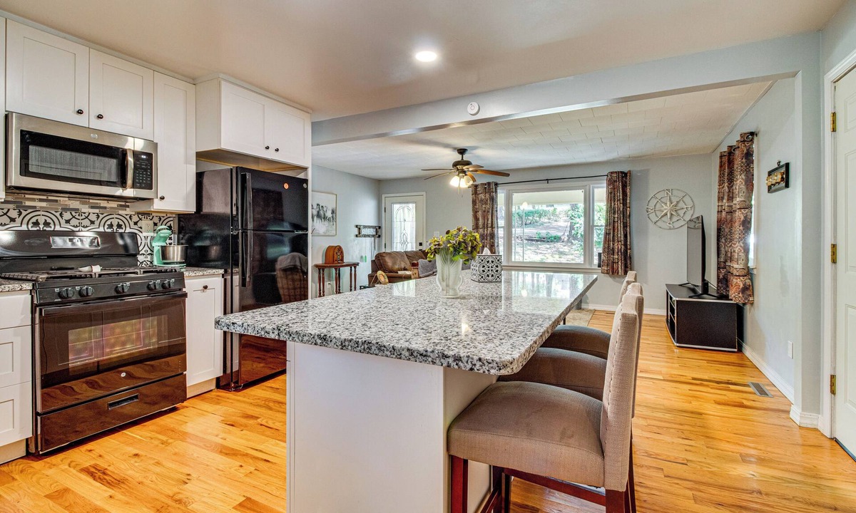 Mammoth Spring Cottage | Mammoth Spring River Retreat: Family Gem, Big Yard