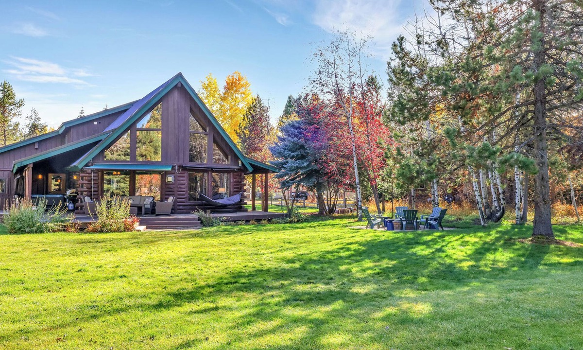 McCall Cabin | McCall A-Frame on Golf Course, 5 Minutes from Town + Huge Yard, Hot Tub & 7 Beds