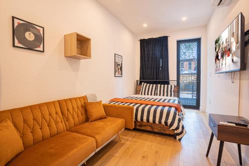 Ocean Hill Apartment | Modern 2BR plus Basement Brooklyn Stay and Backyard
