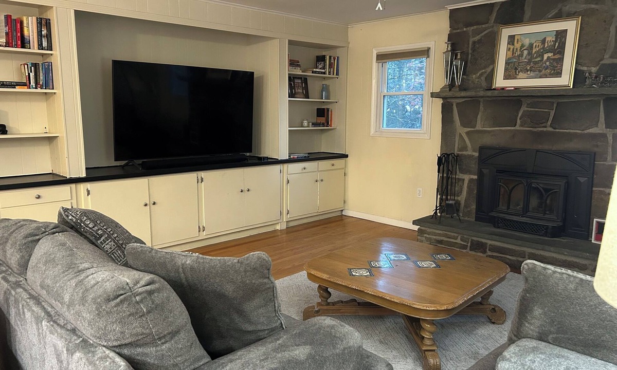 Mount Marion House | Modern Amenities, Country Setting, Enjoy Hiking, Festivals, & Wineries.