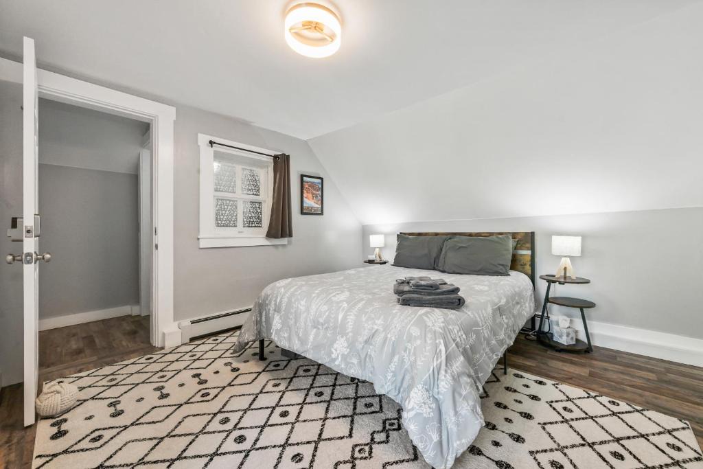 Whitefield House | Modern Cozy Apt Hiking Skiing Touring 2nd Floor