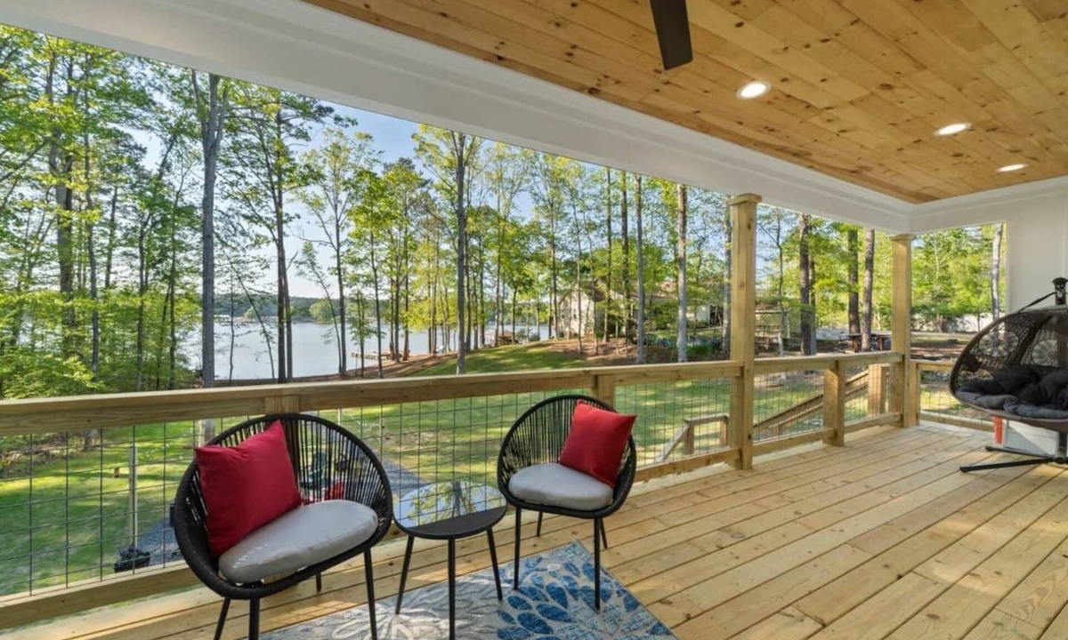 Eatonton House | Modern Lakefront on Sinclair: 2 Kings, Private Putting Green, Kayaks & Game Room