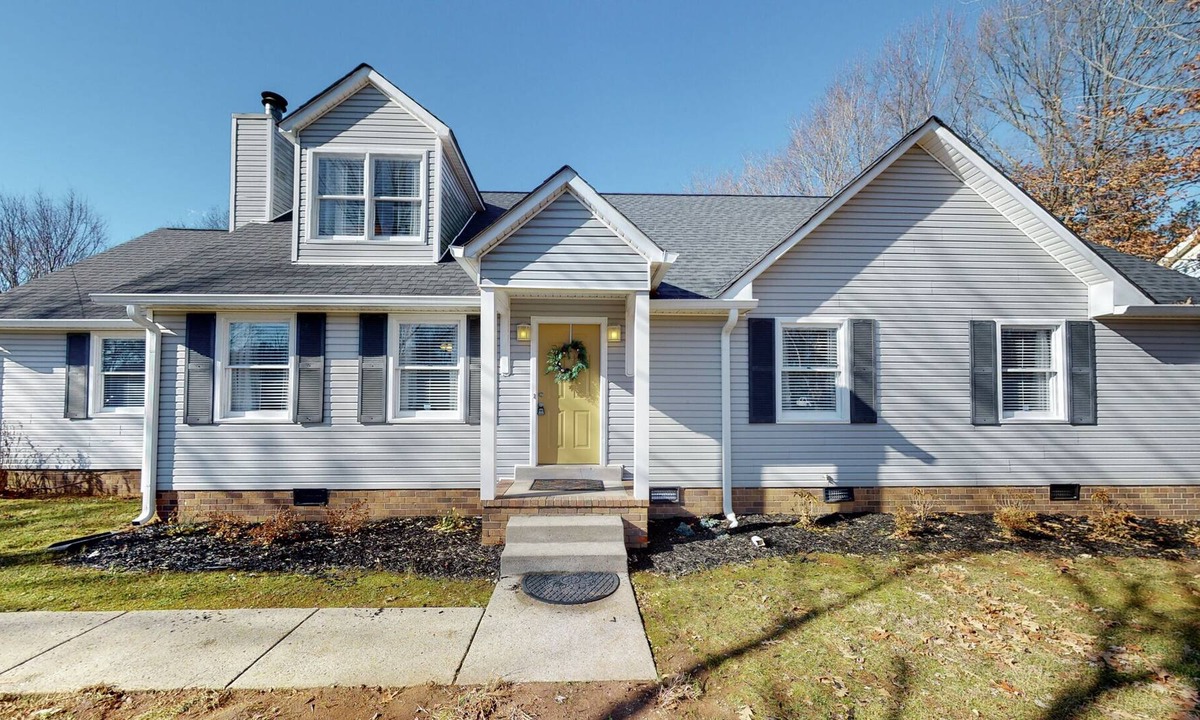 Murfreesboro House | Murfreesboro Home sleeps 9- 2 mi to Interstate- Hot Tub