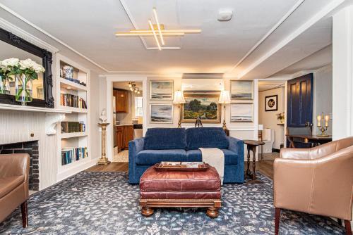 College Hill Apartment | New England Scholar Style Retreat, walk to Brown and RISD