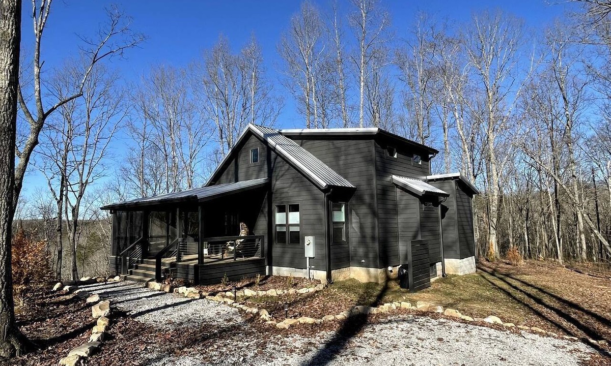 Monteagle Cabin | New Mountain Tiny Retreat with Beautiful Deck in Tennessee