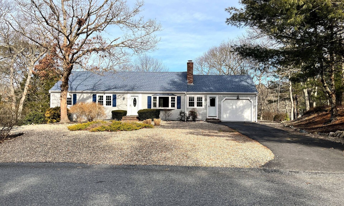 Centerville House | New Updated 3 bdrm 2 bath, light and bright home with central AC. Amazing large deck overlooking a pond. Landlord Beach pass included