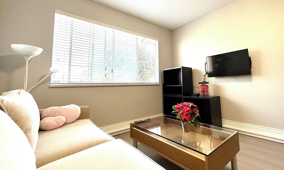 Delta House | Newly renovated 2B1B Private Suite in Ladner