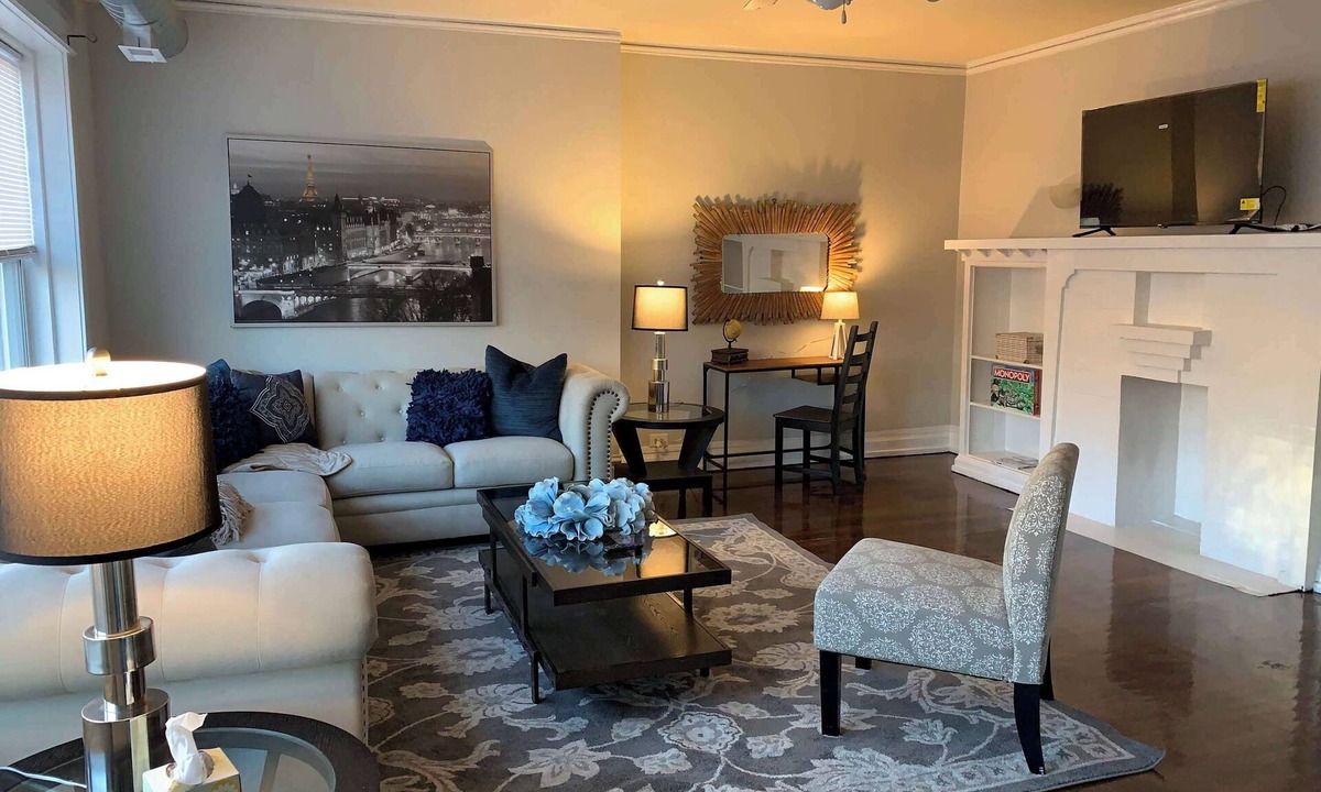 Edgewater Beach Apartment | North Chicago Home