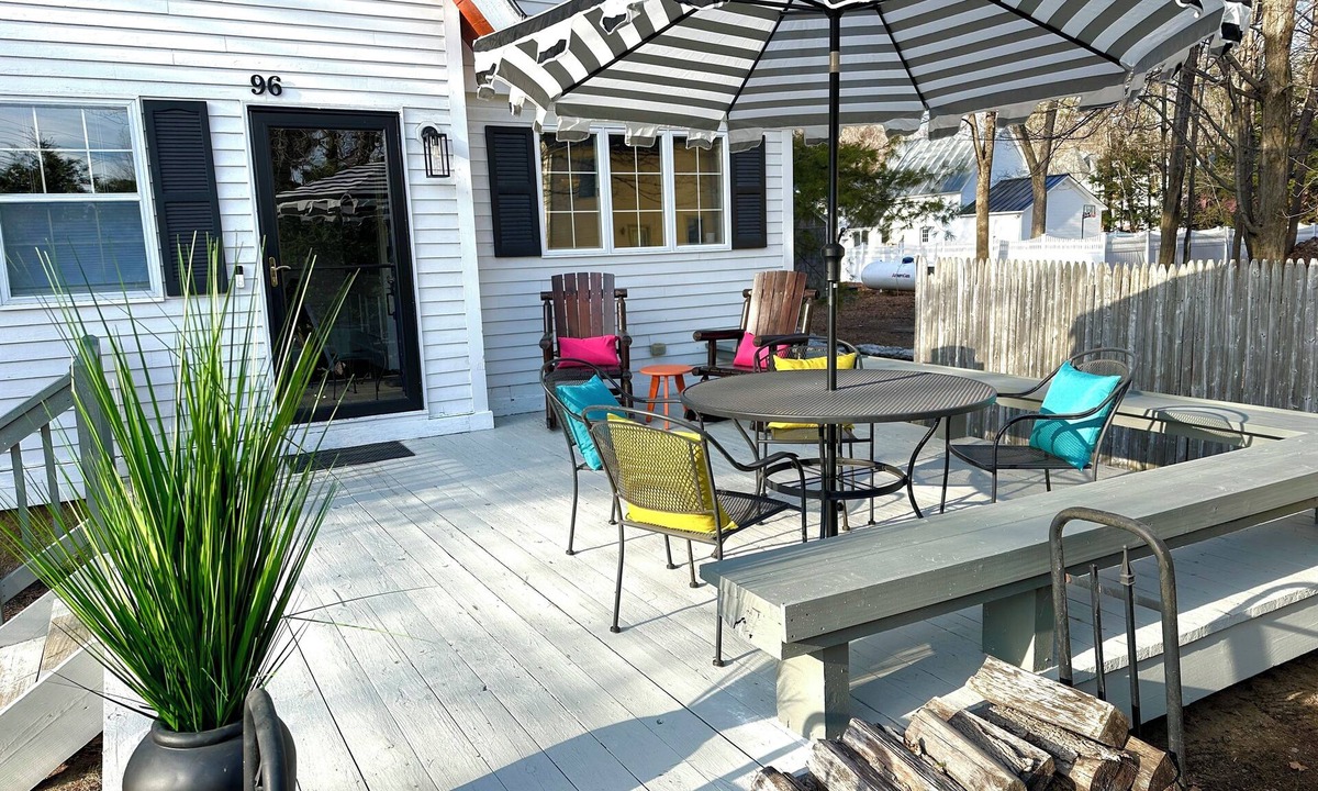 North Conway House | North Conway Adventure Hub! Walk to Shops & Dining. All New! Deck, Grill, Lawn