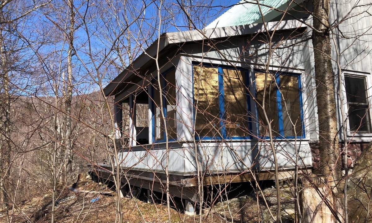 Lincoln House | Off-grid Cabin with modern amenities next to National Forest and Trails