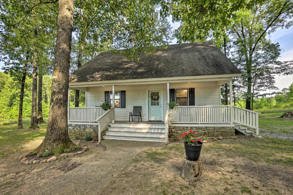 Broken Bow House | Peaceful Broken Bow Cottage w/Fire Pit!