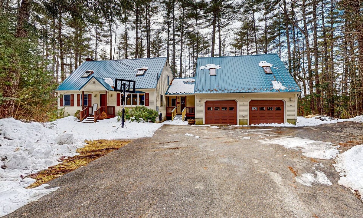 Lake Arrowhead House | Peaceful lakefront retreat with private hot tub, game room, & deck - near skiing