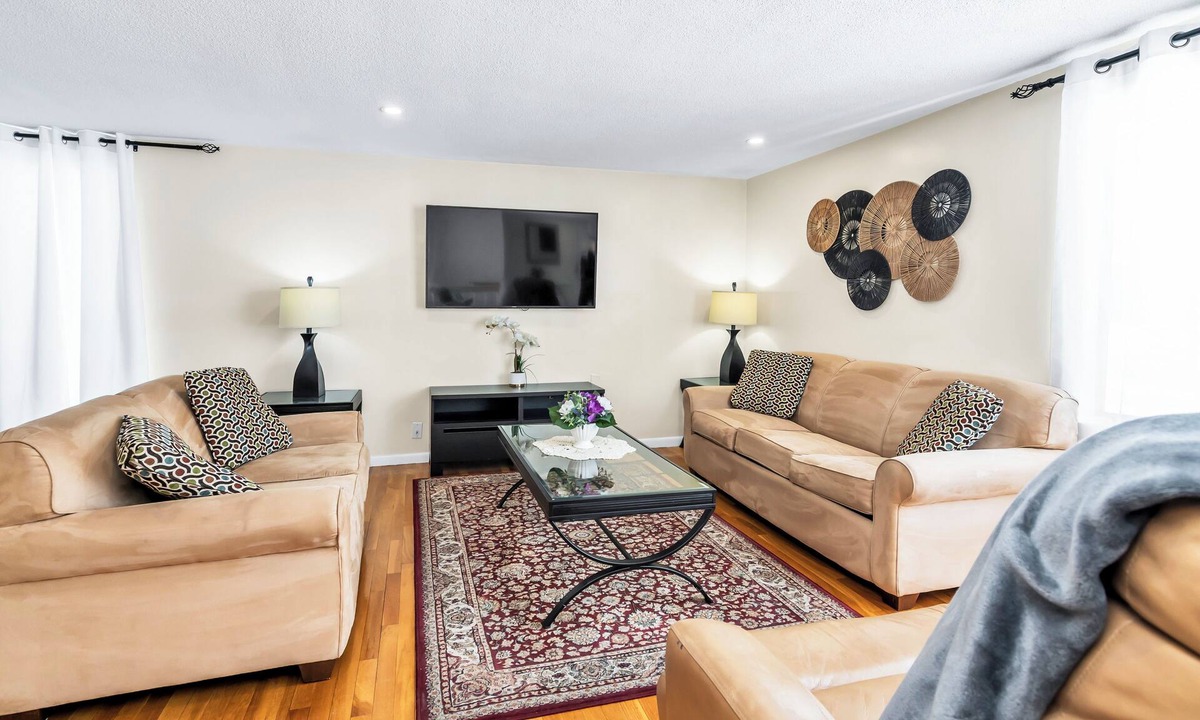Stoneham House | Perfect Stoneham Getaway Just Minutes to Boston!