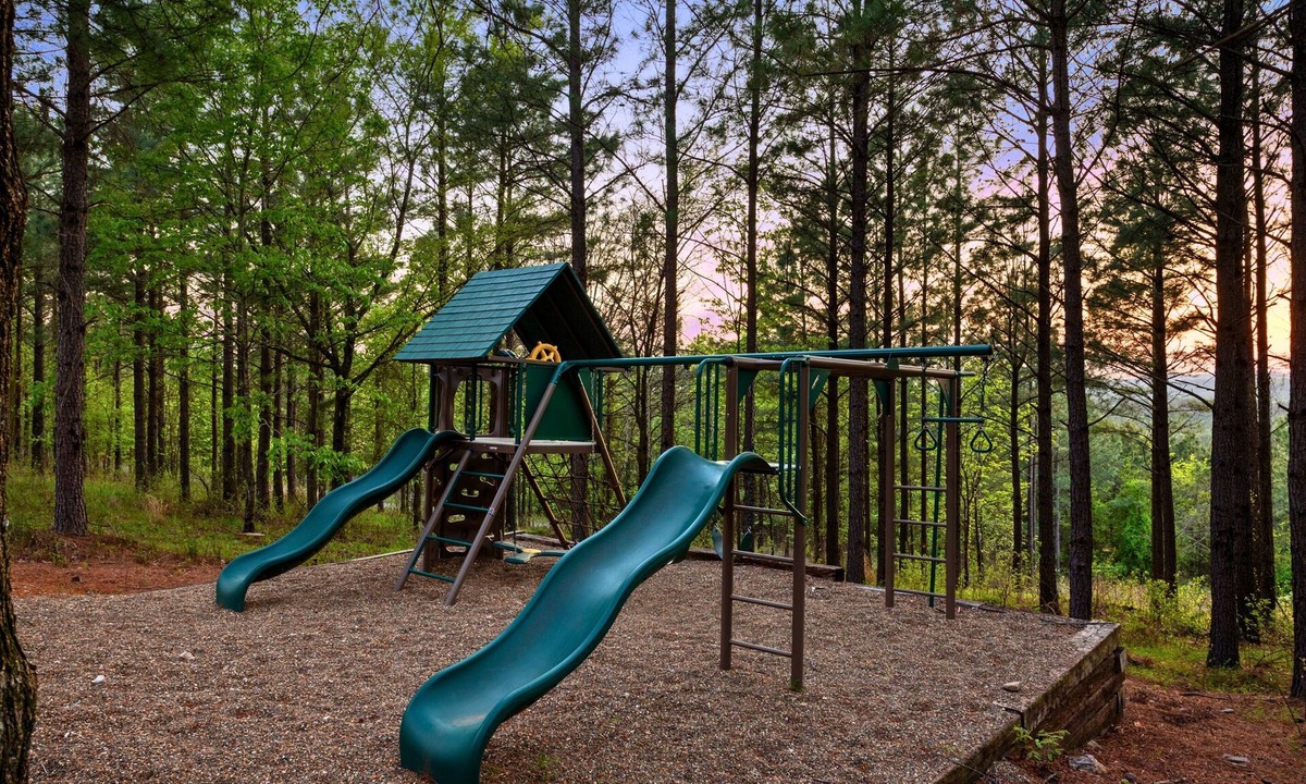 Broken Bow Cabin | Pet Friendly Group Stay with Game Rooms