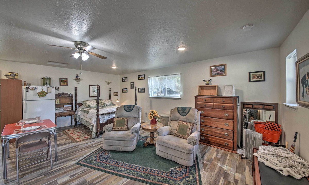 Libby Apartment | Pet-Friendly Libby Cottage w/Mountain Views!