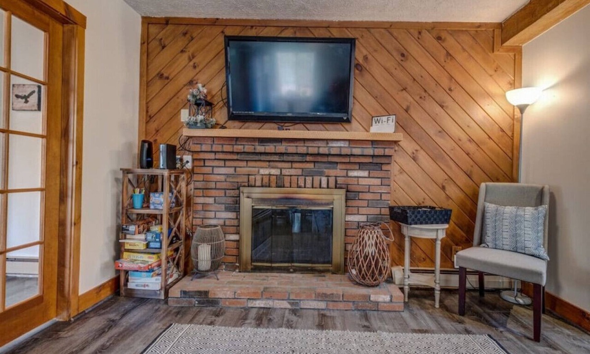 Madison Ski Chalet | Pet Friendly Madison Chalet Close to Hiking