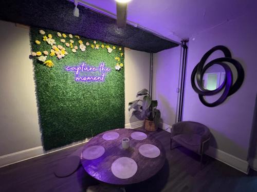 Frankford House | Philly Coed Dorm! 15 Min Train to Center City!