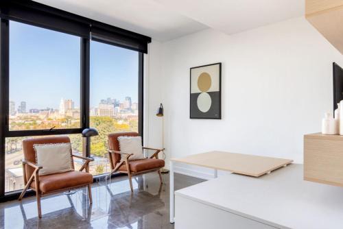 University Village / Little Italy Apartment | Pilsen studio w pool lounge nr L green line CHI-994