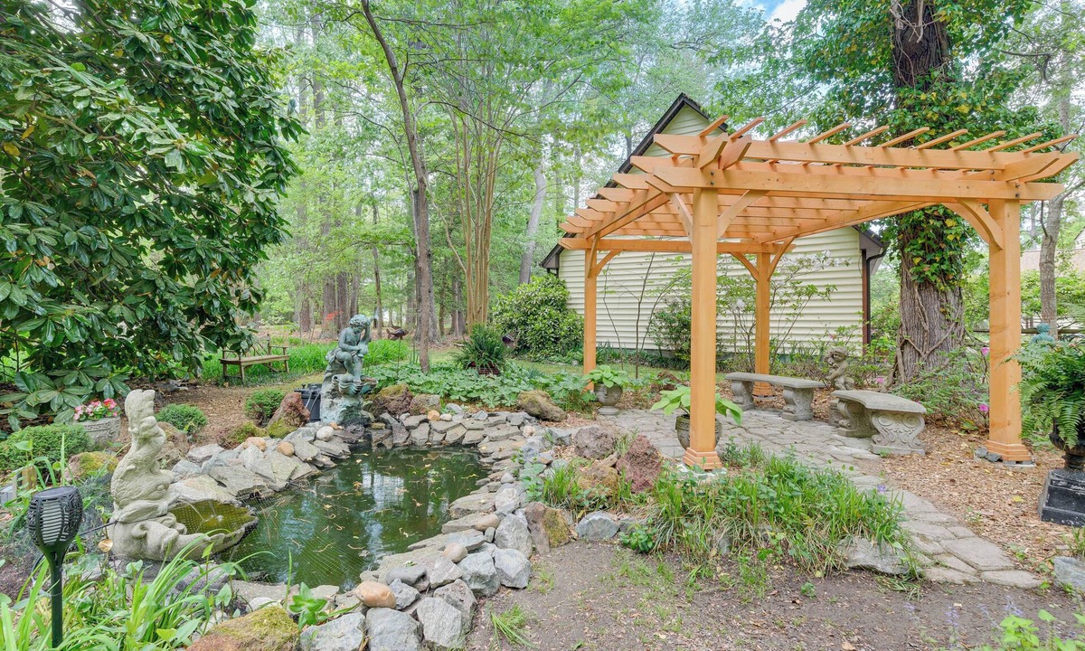 Kilmarnock Apartment | Pool Access! Cozy Couple's Getaway in Kilmarnock