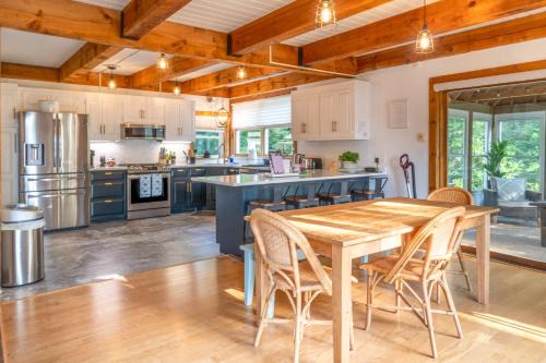 Mashpee House | Pool & Screened Deck! Home 2 Mi to Mashpee Commons