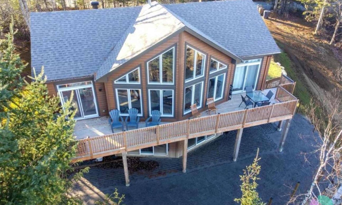 Labelle Ski Chalet | Pool Table, Private Beach | Breakfast Included