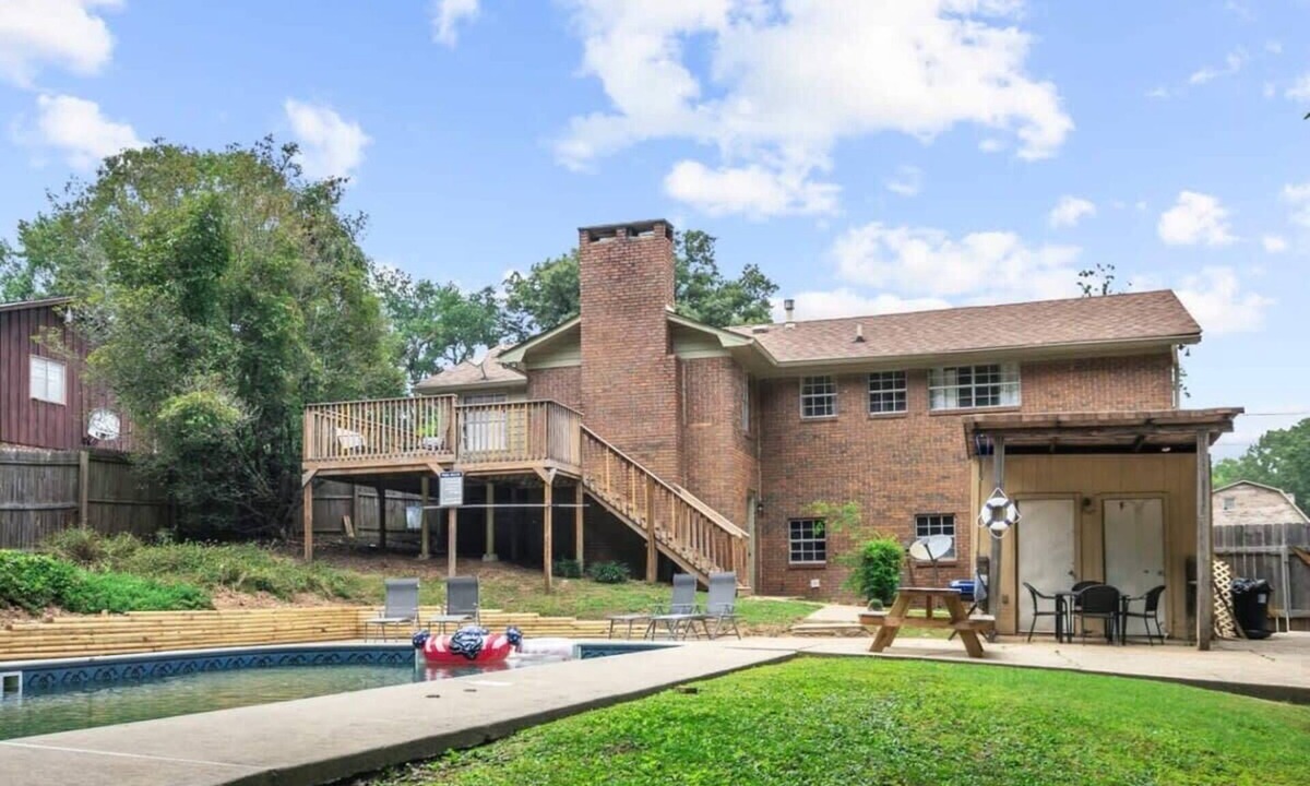Forestdale House | Pool & Two Kitchens! Family Friendly in Forestdale
