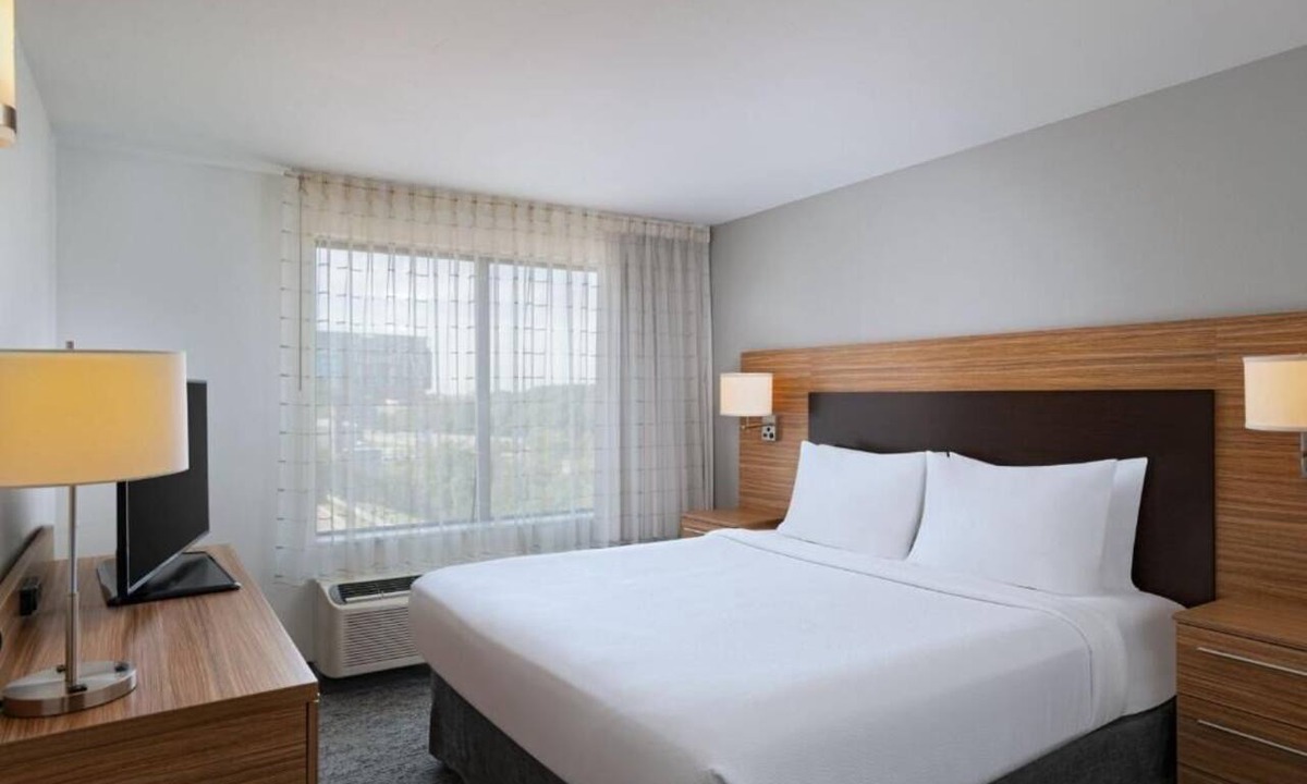 Macon Hotel | Practical Suite w/Kitchen + Pool Access | Near Tattnall Square Park - 1.9 miles