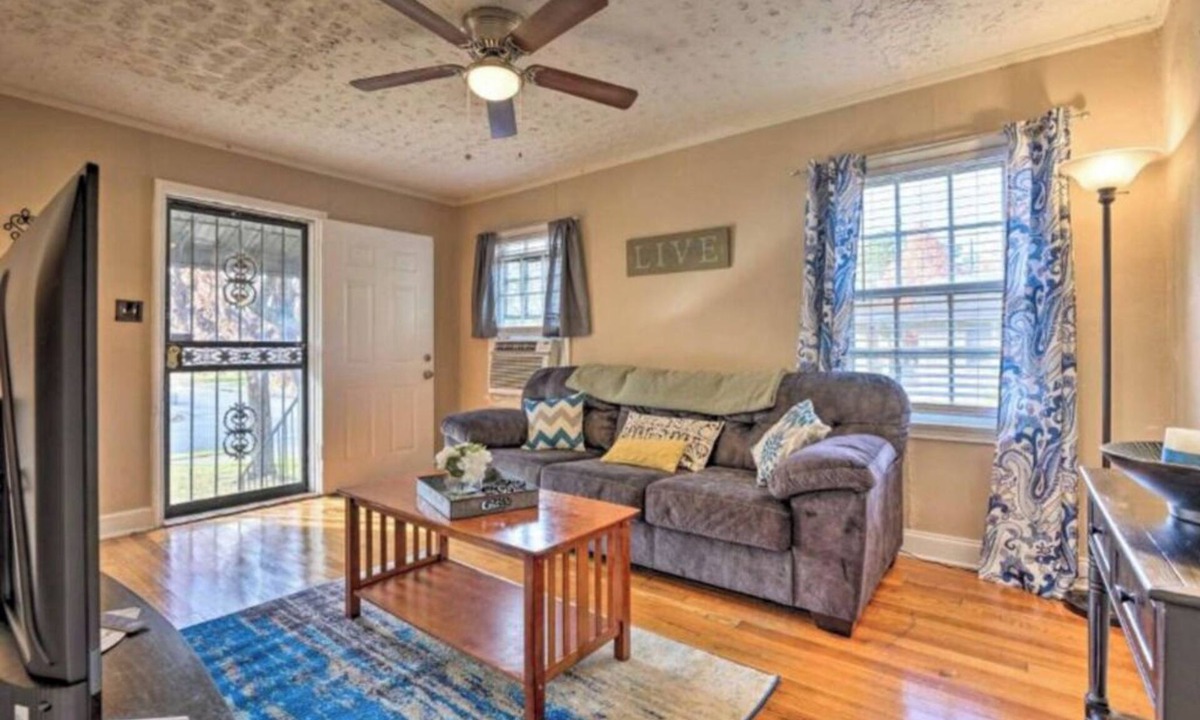 East Memphis Apartment | Private 1BR Duplex. King Bed, Parking, Near UofM