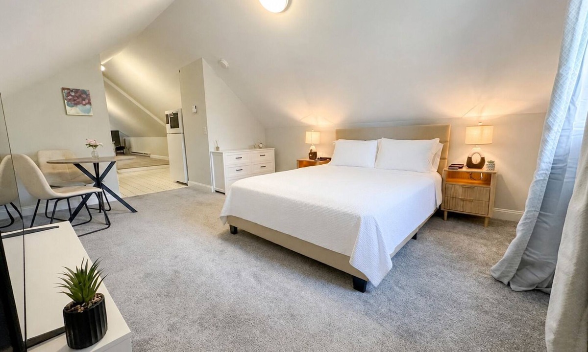 Stamford Apartment | Private A-Frame Studio Near Metro-North Queen + Kitchen + AC