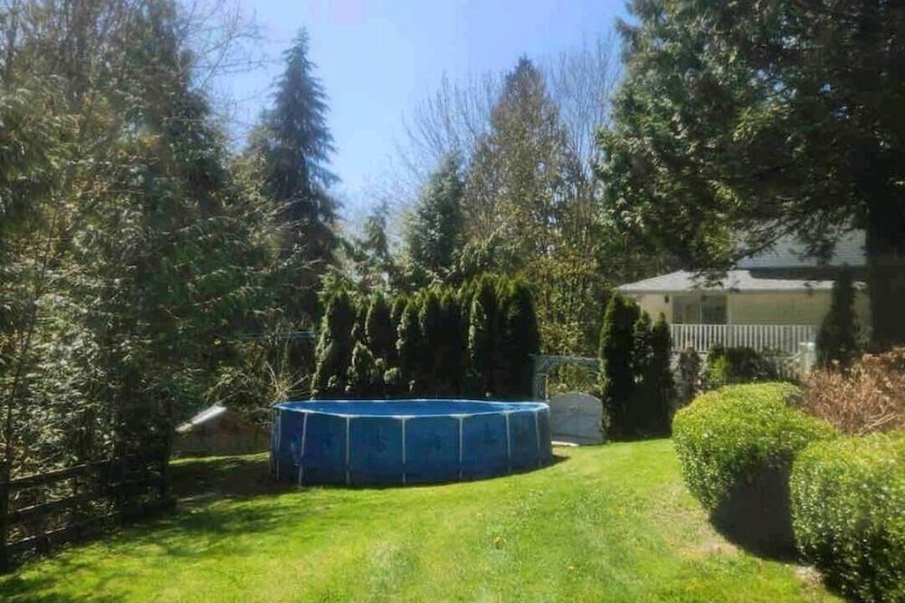 Maple Ridge House | Private Basement suite, beautiful ravine! Perfect, Relaxation or Celebration 🤩