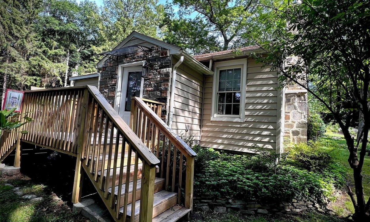 Canadensis Cottage | Private Oasis Awaits ! Hot Tub, Fire Pit, nap in the Hammock under the trees