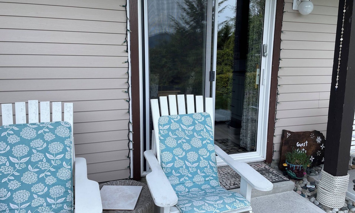 Sandy Hook Apartment | Private Studio on Sechelt Inlet, BC with kitchenette, good for solo/couples.