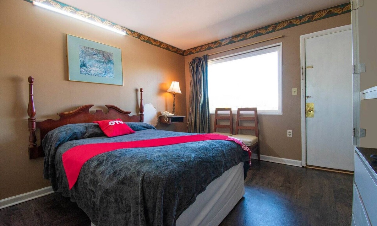 Calhoun Apartment | Queen Bed | Non Smoking