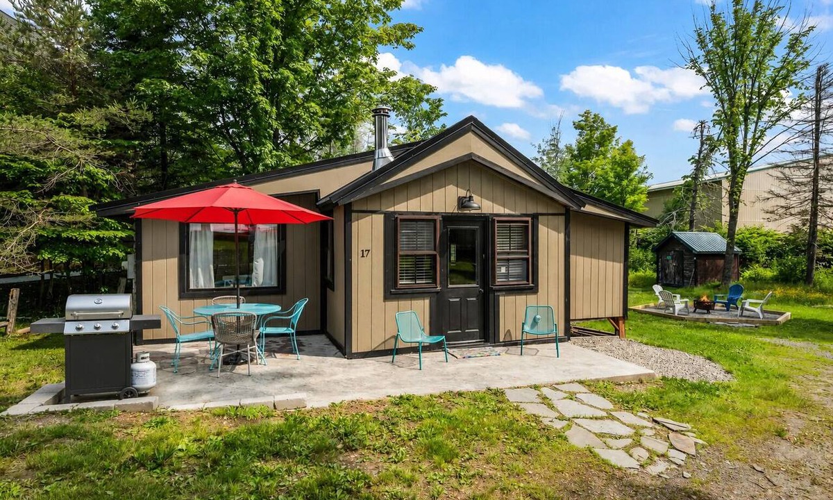 Rangeley Cabin | RC 17 – Cozy Cabin with Shared Rangeley Lake Waterfront, Kayaks, Paddleboards & Firepit
