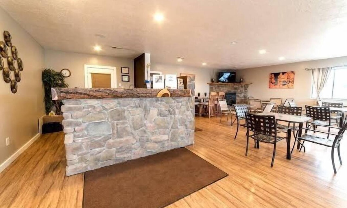 Tropic Hotel | Red Ledges