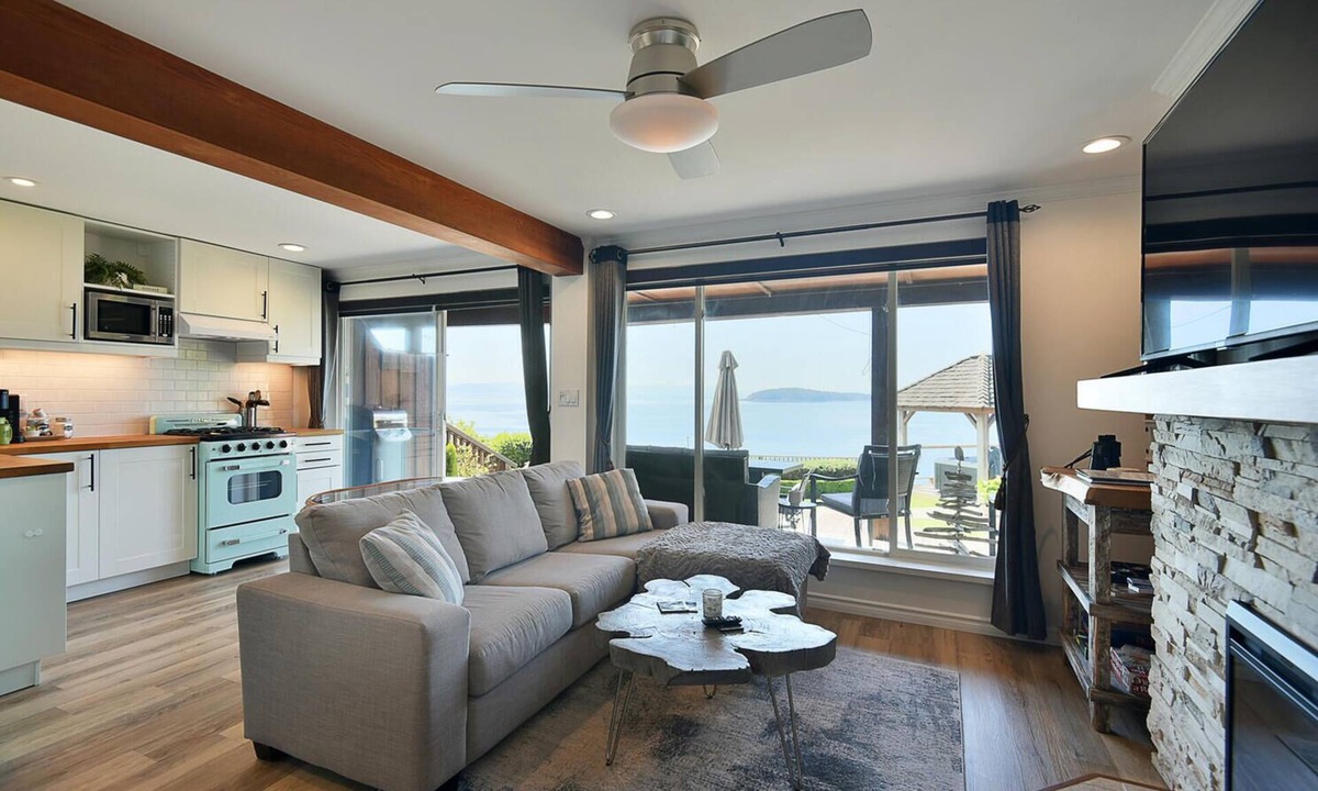 Selma Park Bed & Breakfast | Relax oceanfront in the full kitchen Osprey Suite at Beach Hideaway.