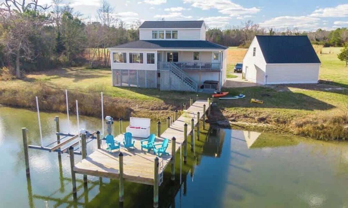 White Stone House | Relax Waterfront Hot Tub, Game Room, Frisbee Golf