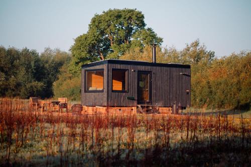 Upper Dicker Apartment | Romantic Offgrid Tiny Home Ft Beachy Head Hike