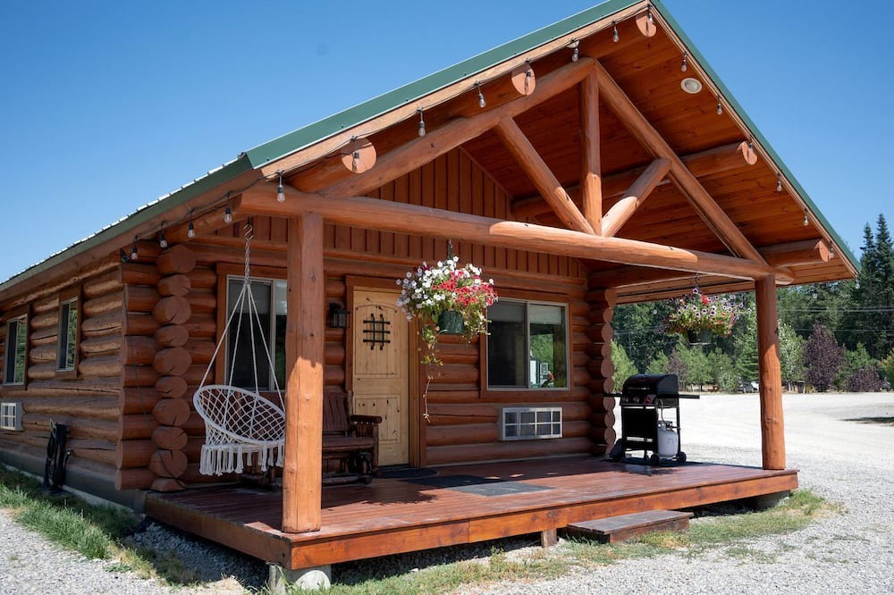 Bonners Ferry Cabin | Rustic-Chic Log Cabin with King Bed & Kitchen | Bonners Ferry, Idaho Retreat