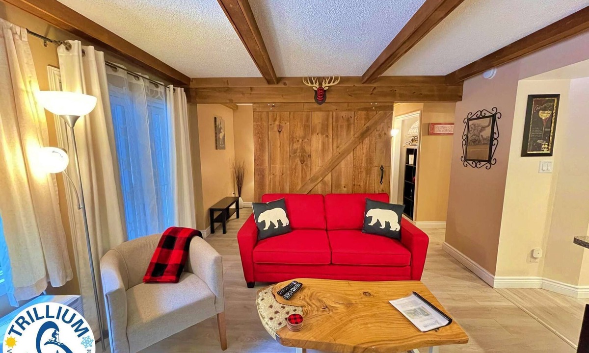 Craigleith Condo | Rustic Mountainside Chalet