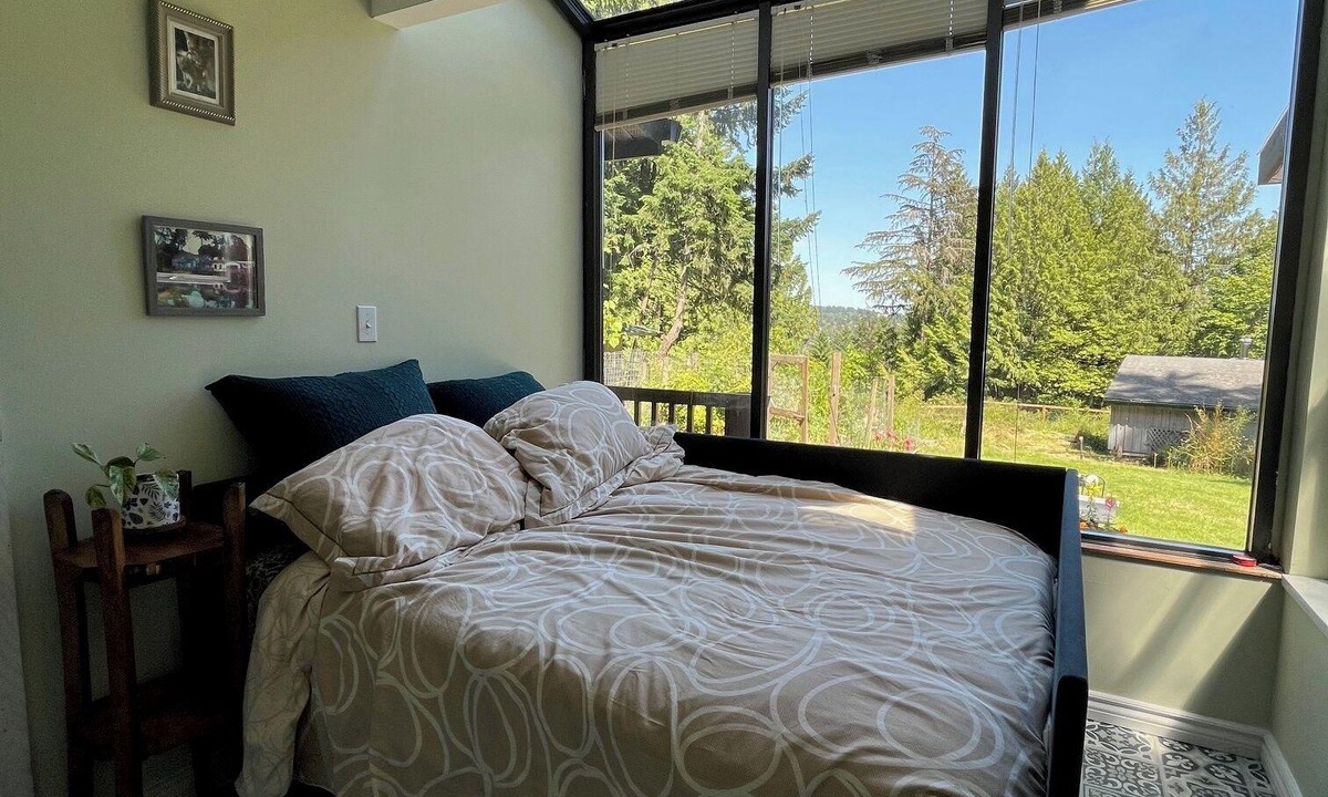 Saanich House | Rustic Romantic Quiet Private Colorful- Surrounded Cedar trees - Sleeps 8